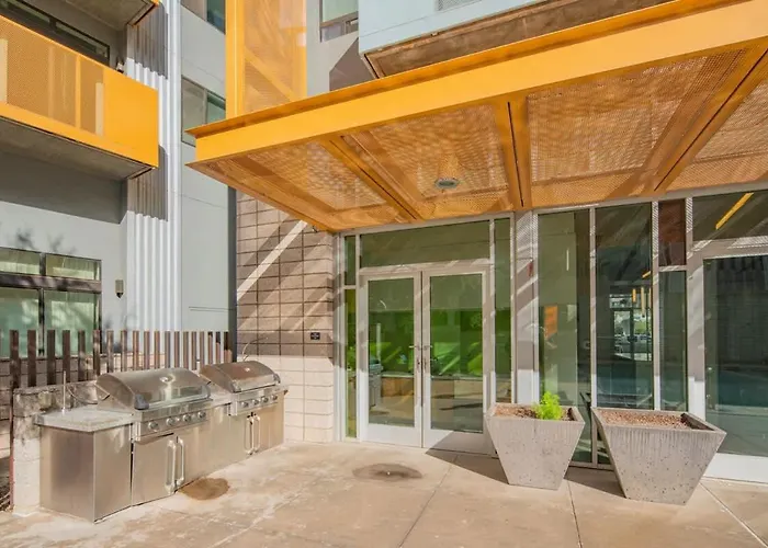 Posh 2bd - Dt - Gym, Pool, Parking -sleep 8