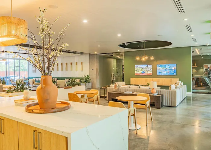 Posh 2bd - Dt - Gym, Pool, Parking -sleep 8 Apartment *