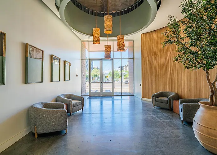 Posh 2bd - Dt - Gym, Pool, Parking -sleep 8