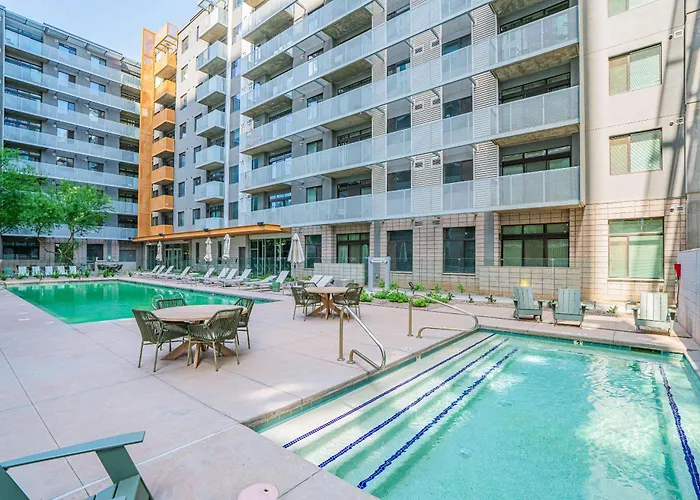 Posh 2bd - Dt - Gym, Pool, Parking -sleep 8 Apartment