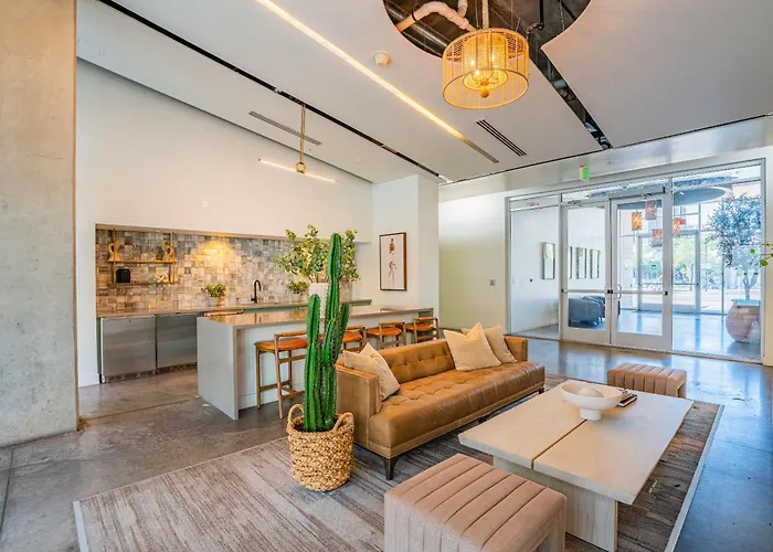 Posh 2bd - Dt - Gym, Pool, Parking -sleep 8 Phoenix