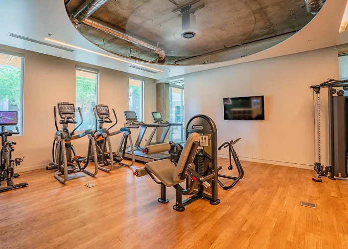 Posh 2bd - Dt - Gym, Pool, Parking -sleep 8 Apartment