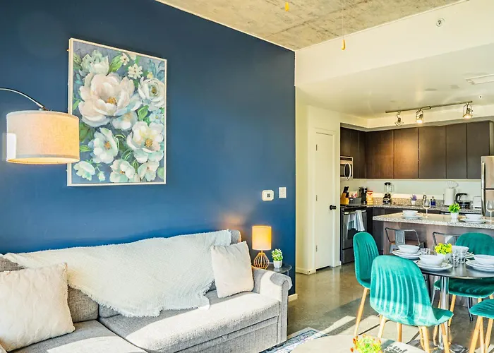 Posh 2bd - Dt - Gym, Pool, Parking -sleep 8 Apartment *