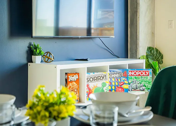 Apartment Posh 2bd - Dt - Gym, Pool, Parking -sleep 8 *