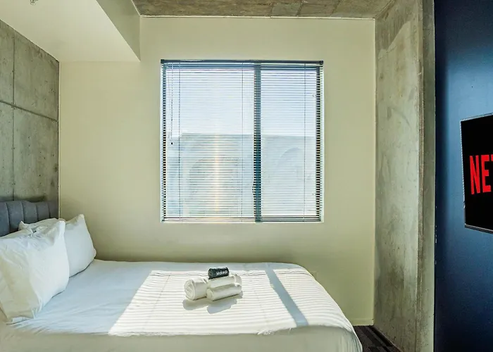 Posh 2bd - Dt - Gym, Pool, Parking -sleep 8
