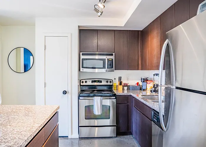 Posh 2bd - Dt - Gym, Pool, Parking -sleep 8 Phoenix