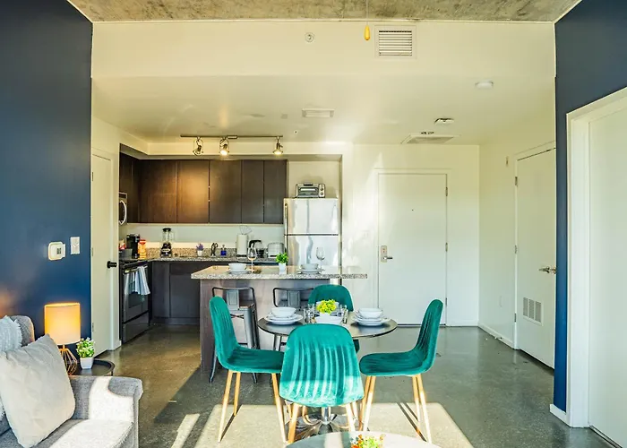 Posh 2bd - Dt - Gym, Pool, Parking -sleep 8 Apartment