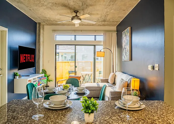 Apartment Posh 2bd - Dt - Gym, Pool, Parking -sleep 8