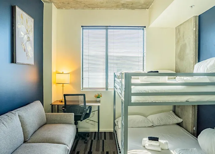 Apartment Posh 2bd - Dt - Gym, Pool, Parking -sleep 8