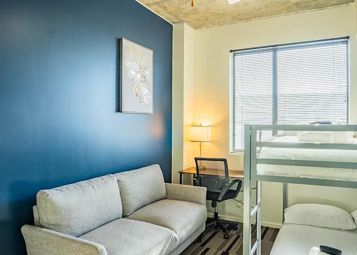Posh 2bd - Dt - Gym, Pool, Parking -sleep 8