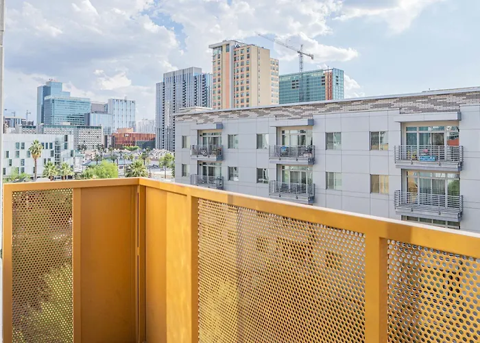Posh 2bd - Dt - Gym, Pool, Parking -sleep 8 Apartment